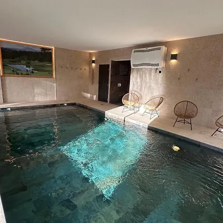 Avec Bain à Remous Privatif, Piscine, Salle De Sport Et Aire De Jeux Au Bord Du Golf De Chambon - Fr-1-582-370 Séjour à la campagne *
