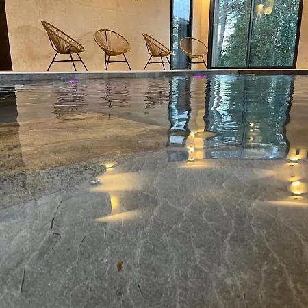 Séjour à la campagne Avec Bain à Remous Privatif, Piscine, Salle De Sport Et Aire De Jeux Au Bord Du Golf De Chambon - Fr-1-582-370 *